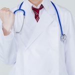 白衣を着た男性