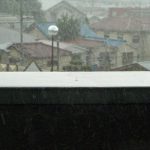教室アルファから見た雨